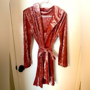 GUC Betsy Johnson Robe